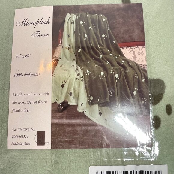 Microplush Throw Blankets 50" X 60" Green with Paw Print Design 100% Polyester M - Picture 2 of 8